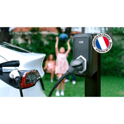 Recharge extérieure d’un véhicule avec La Borne Bleue fabriquée en France