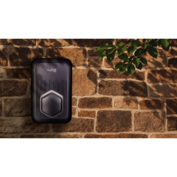 Borne de recharge La Borne Bleue installée sur un mur en briques
