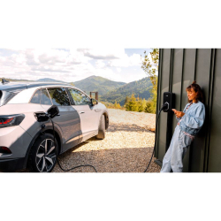Recharge d’une voiture électrique avec La Borne Bleue devant une maison
