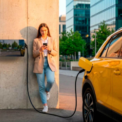 Une usagère de la borne Alva V2C recharge son véhicule